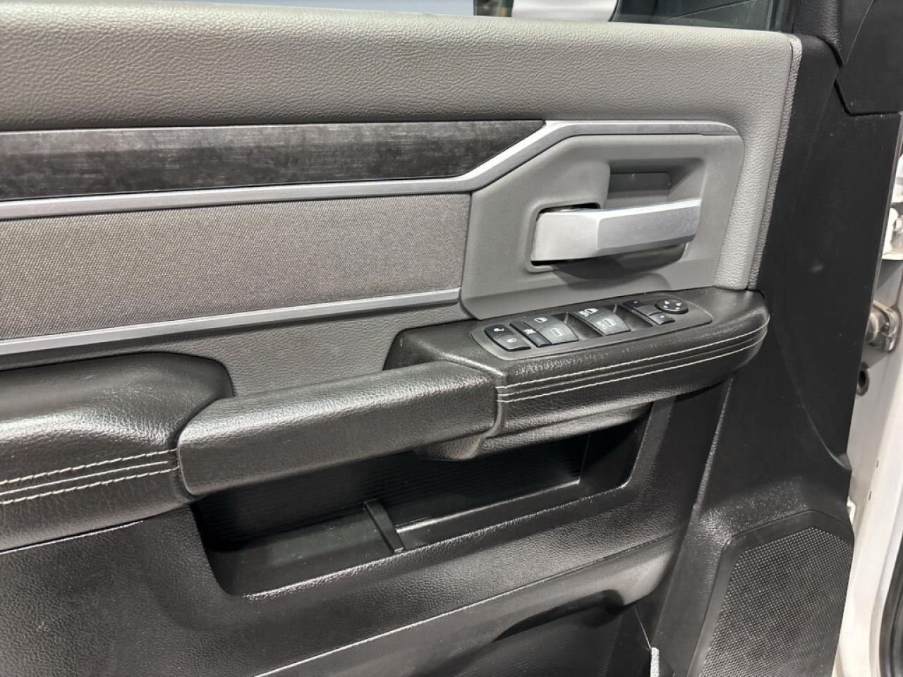 2020 RAM 3500 Big Horn  HEMI  6.4L V8 4X4 Crew Cab 8ft. box/ Big Photo