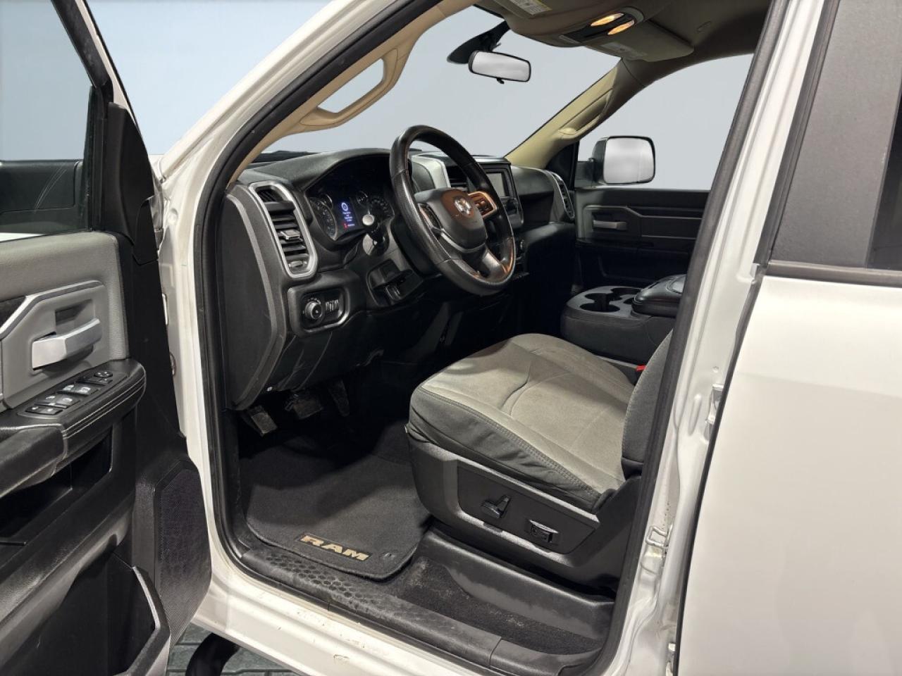 2020 RAM 3500 Big Horn  HEMI  6.4L V8 4X4 Crew Cab 8ft. box/ Big Photo