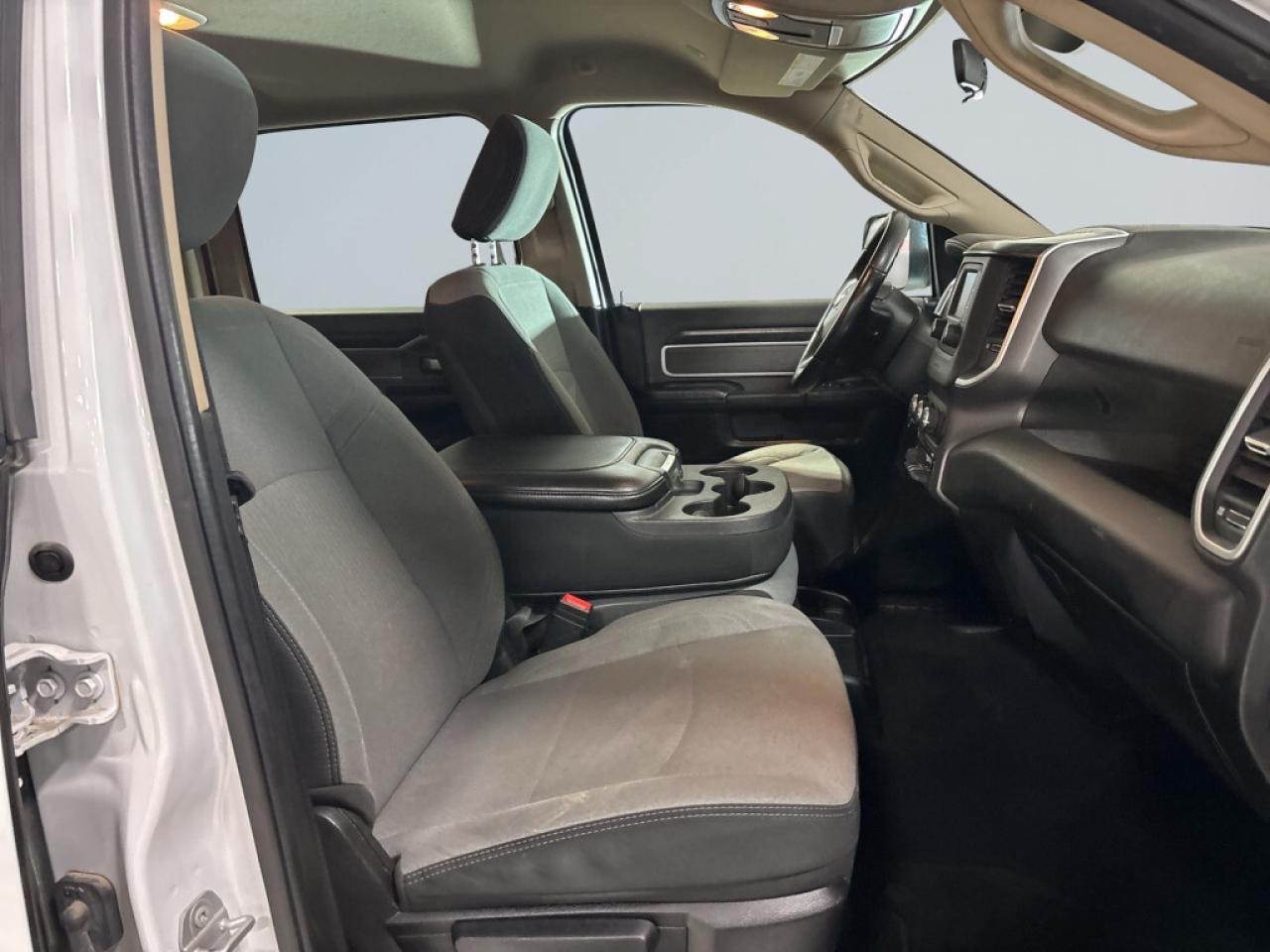 2020 RAM 3500 Big Horn  HEMI  6.4L V8 4X4 Crew Cab 8ft. box/ Big Photo