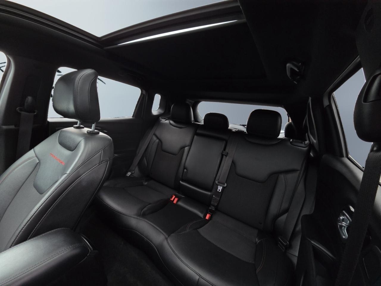 2024 Jeep Compass Trailhawk 4x4 * NO ACCIDENTS/CARPLAY/CAMERA/PANO/D Photo