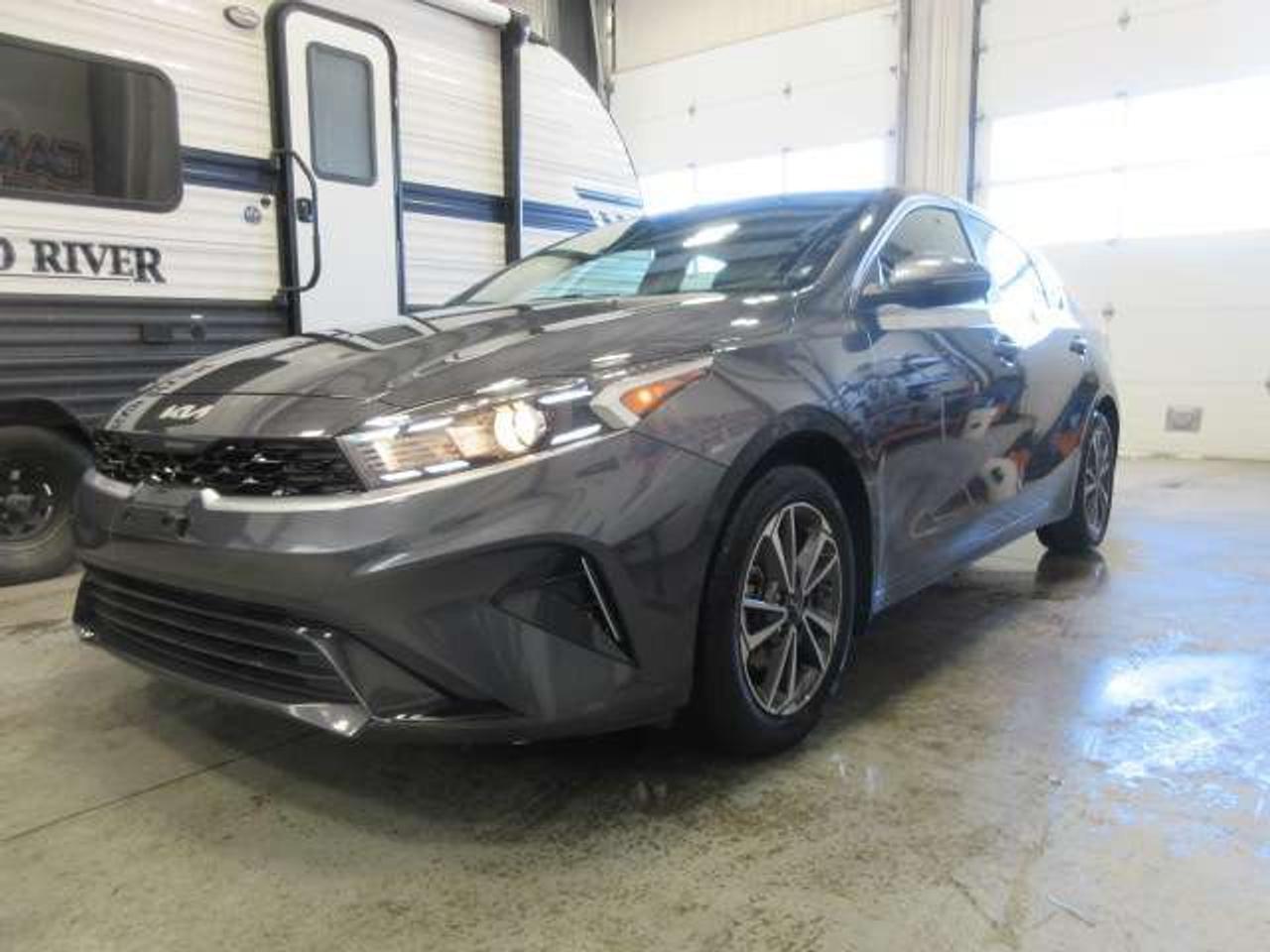 2024 Kia Forte EX, ALLOYS, A/C, HTD. SEATS, APPLE/ANDROID, 44K! Photo3