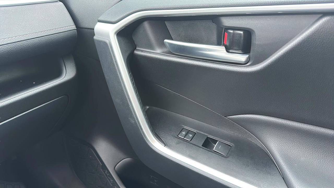 2025 Toyota RAV4 XLE Photo