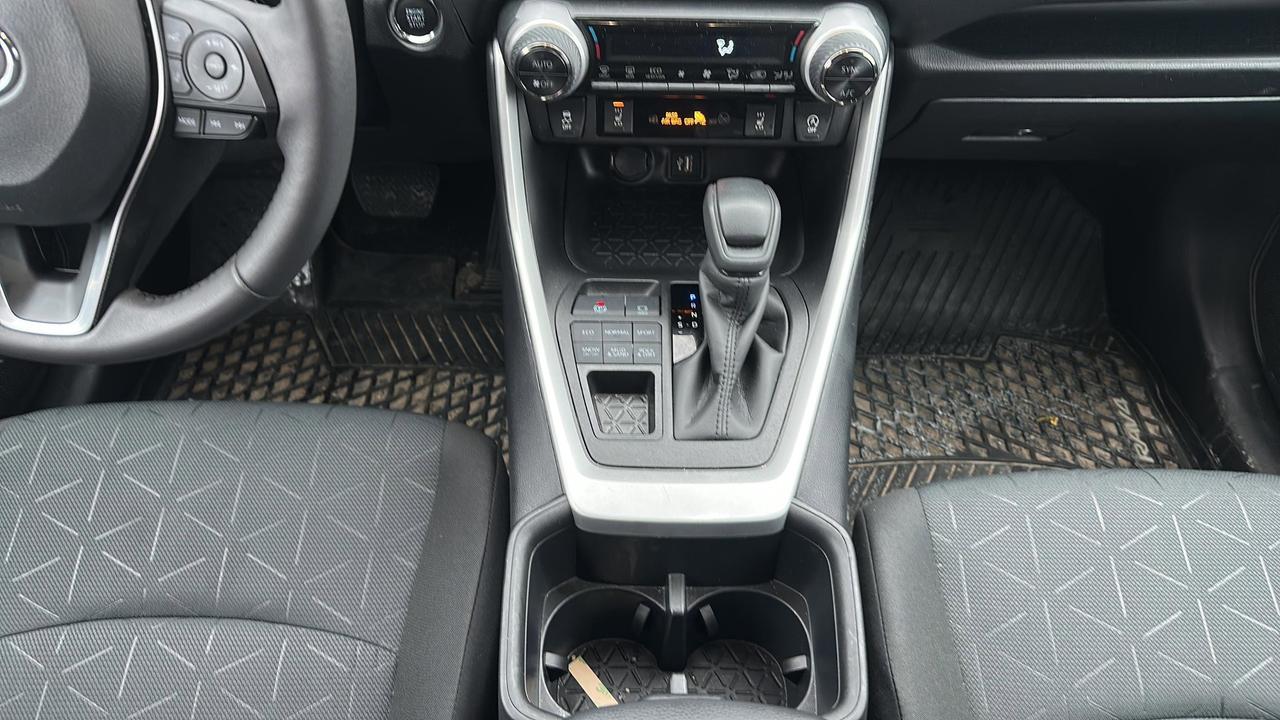 2025 Toyota RAV4 XLE Photo