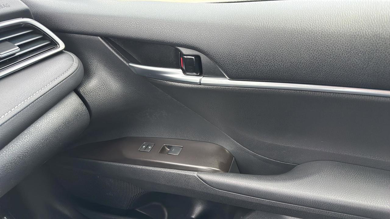 2024 Toyota Camry SE Photo