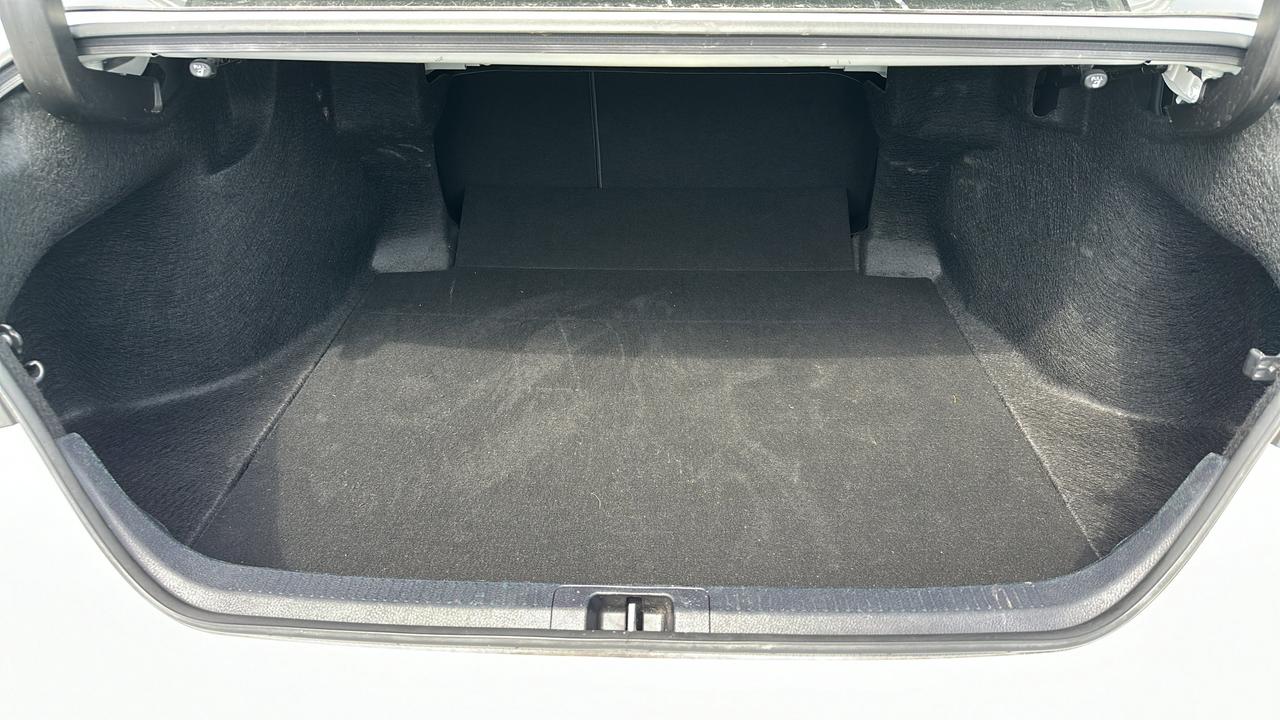 2024 Toyota Camry SE Photo