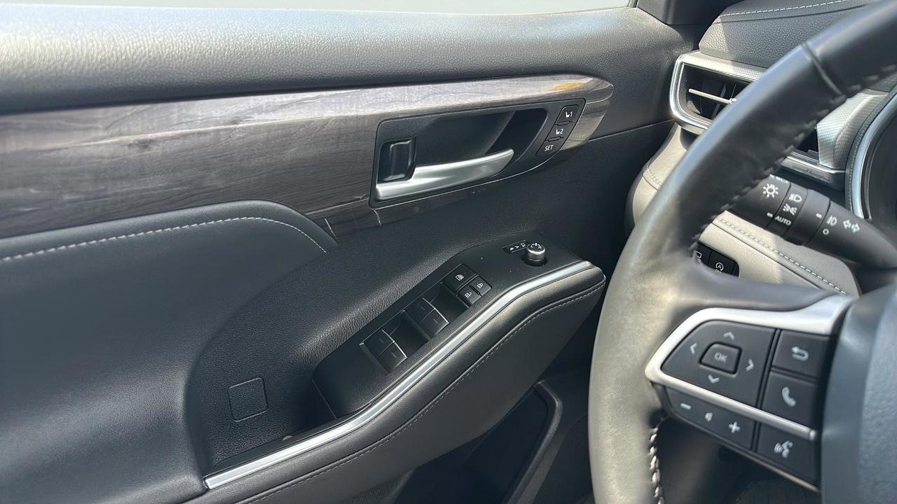 2023 Toyota Highlander LIMITED  Photo