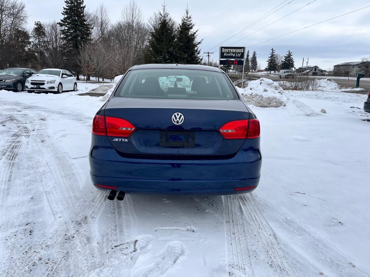 2014 Volkswagen Jetta Sedan 4dr 2.0L Auto Trendline Photo3