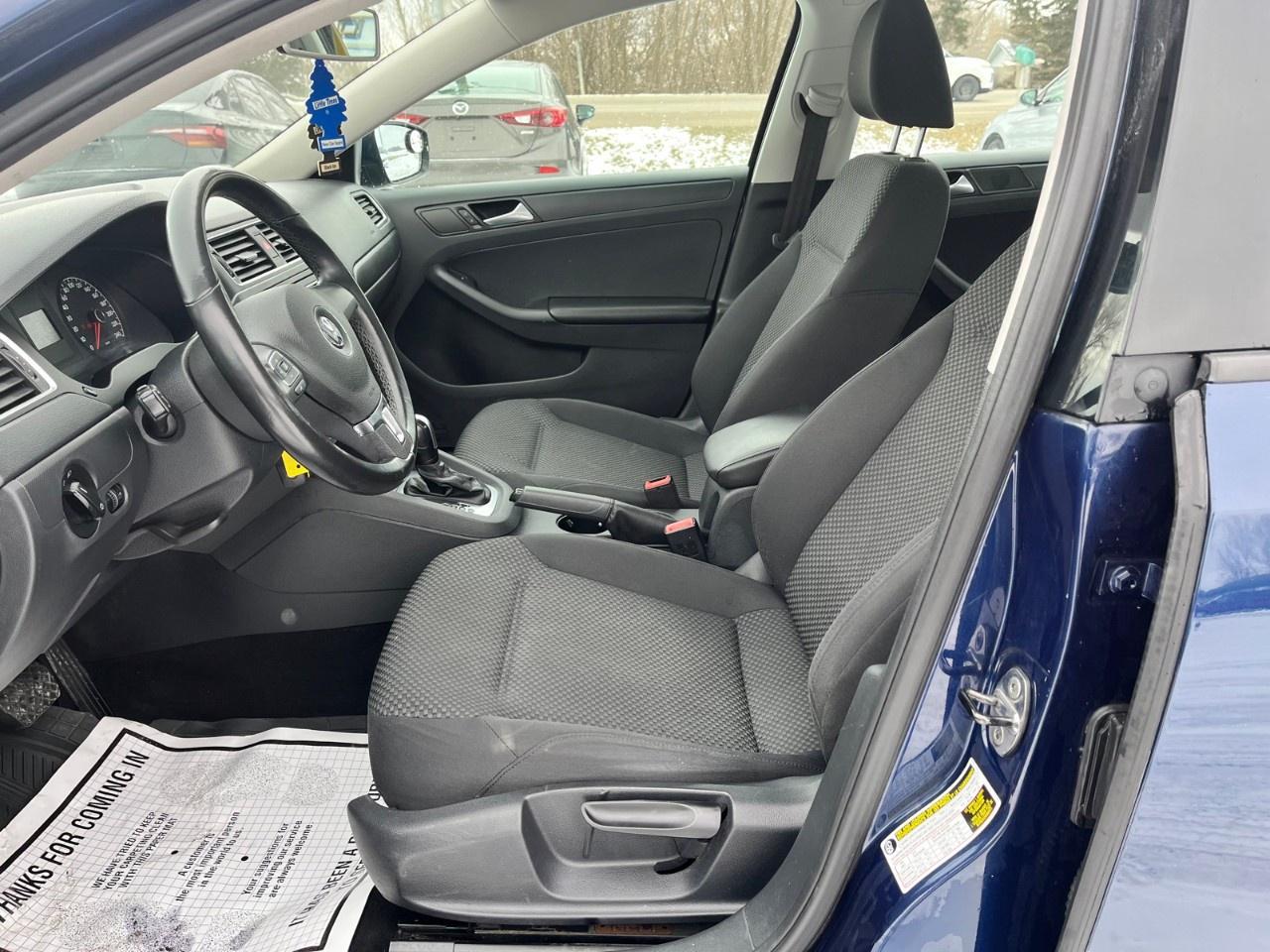 2014 Volkswagen Jetta Sedan 4dr 2.0L Auto Trendline Photo