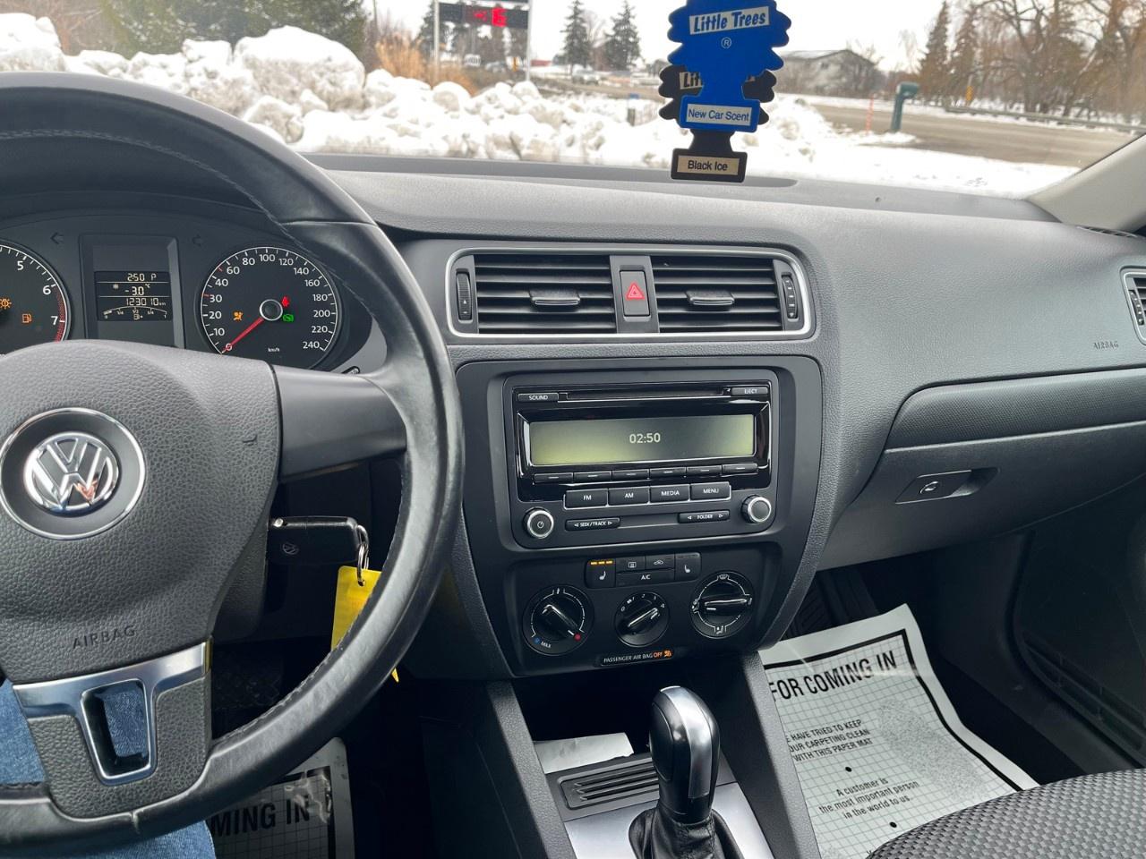 2014 Volkswagen Jetta Sedan 4dr 2.0L Auto Trendline Photo