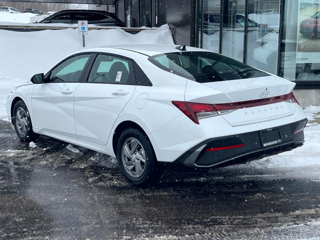 2026 Hyundai Elantra Essential IVT Photo3