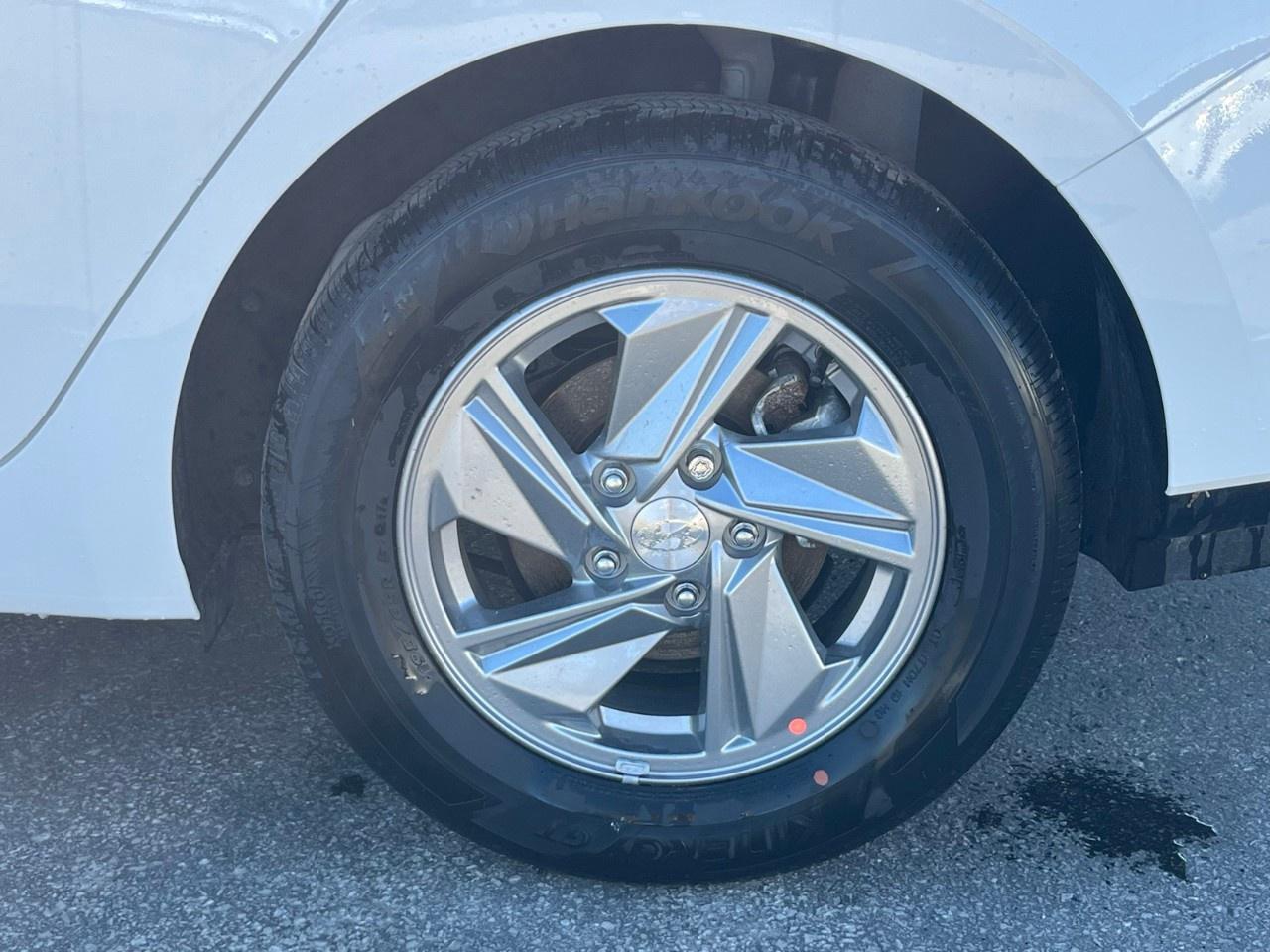 2026 Hyundai Elantra Essential IVT Photo2