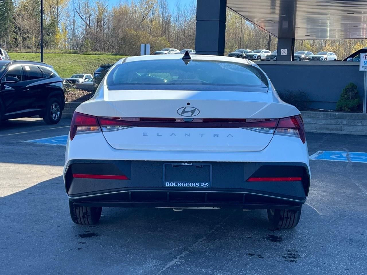 2026 Hyundai Elantra Essential IVT Photo4