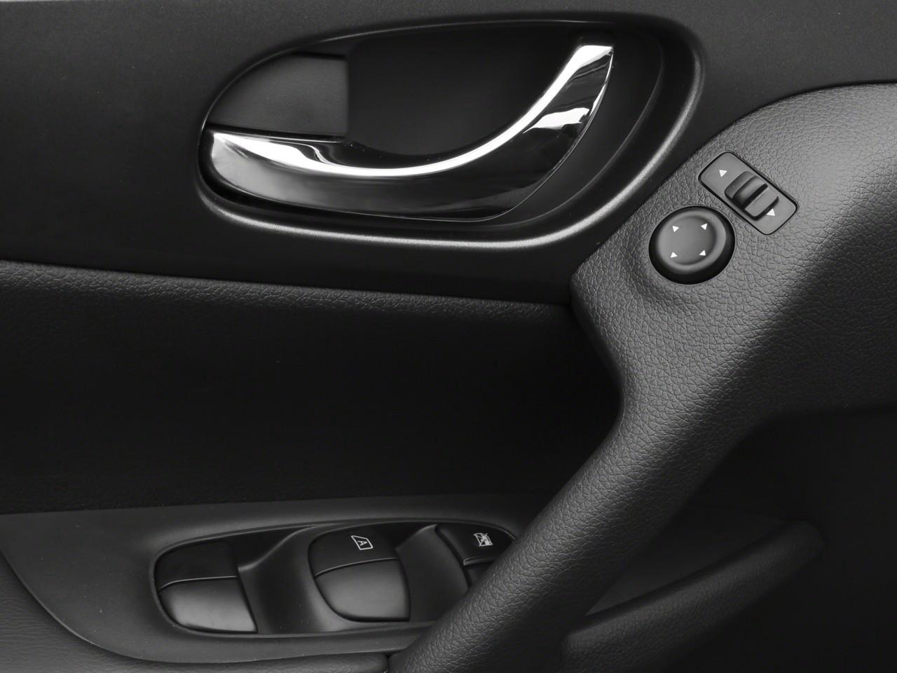 2016 Nissan Rogue SV Photo