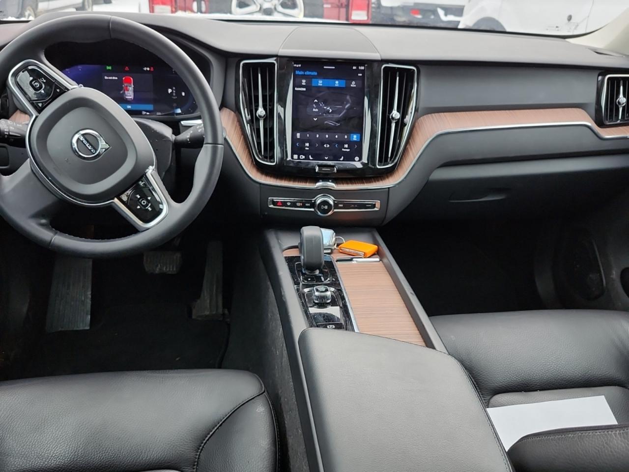 2023 Volvo XC60 AWD | DARK THEME | NO ACCIDENTS | NAV Photo