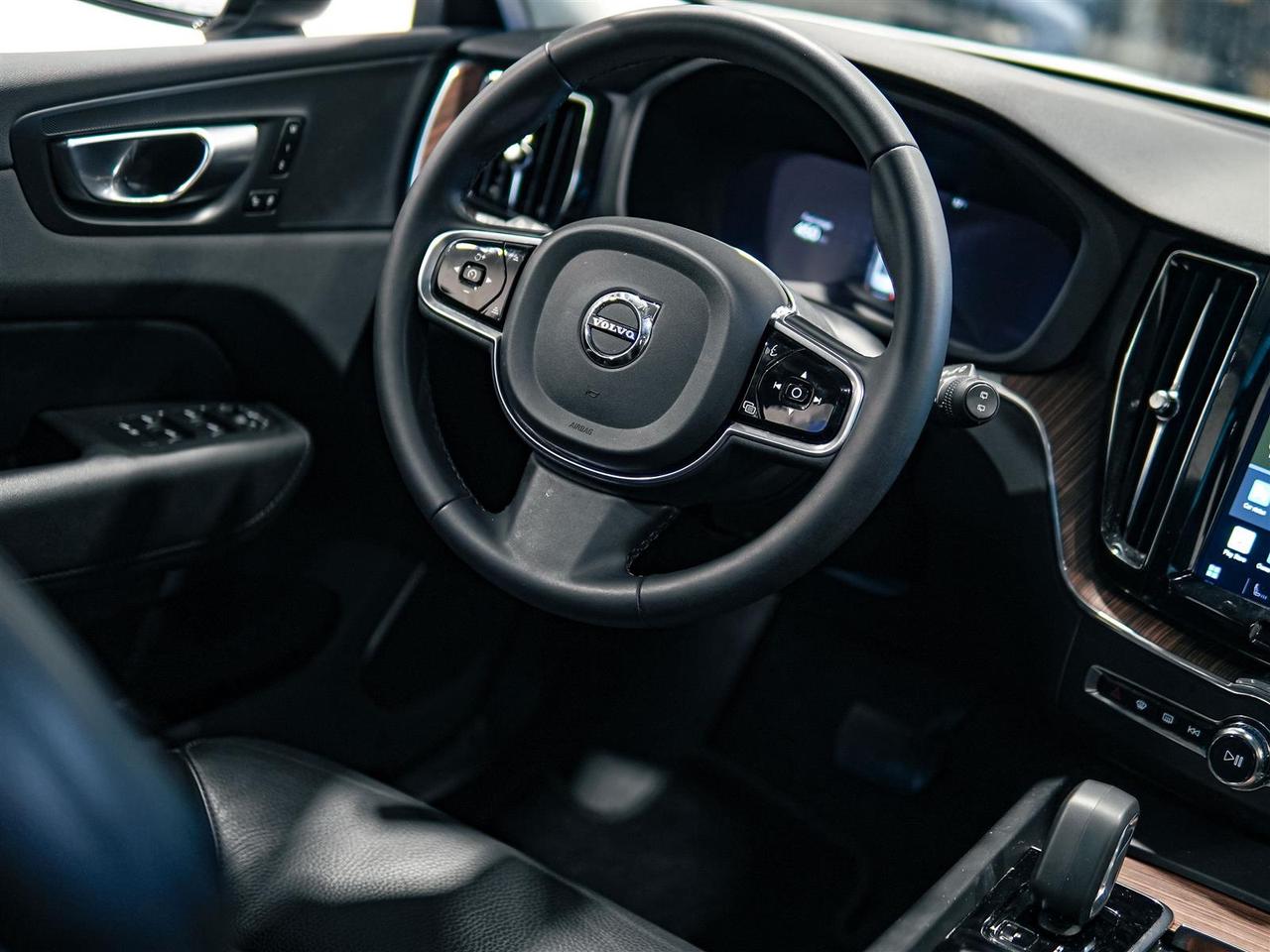 2023 Volvo XC60 AWD | DARK THEME | PLUS | NO ACCIDENTS | NAV Photo