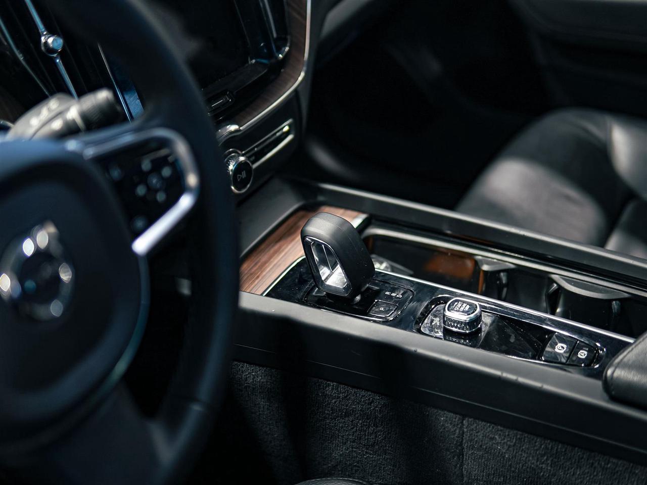 2023 Volvo XC60 AWD | DARK THEME | PLUS | NO ACCIDENTS | NAV Photo