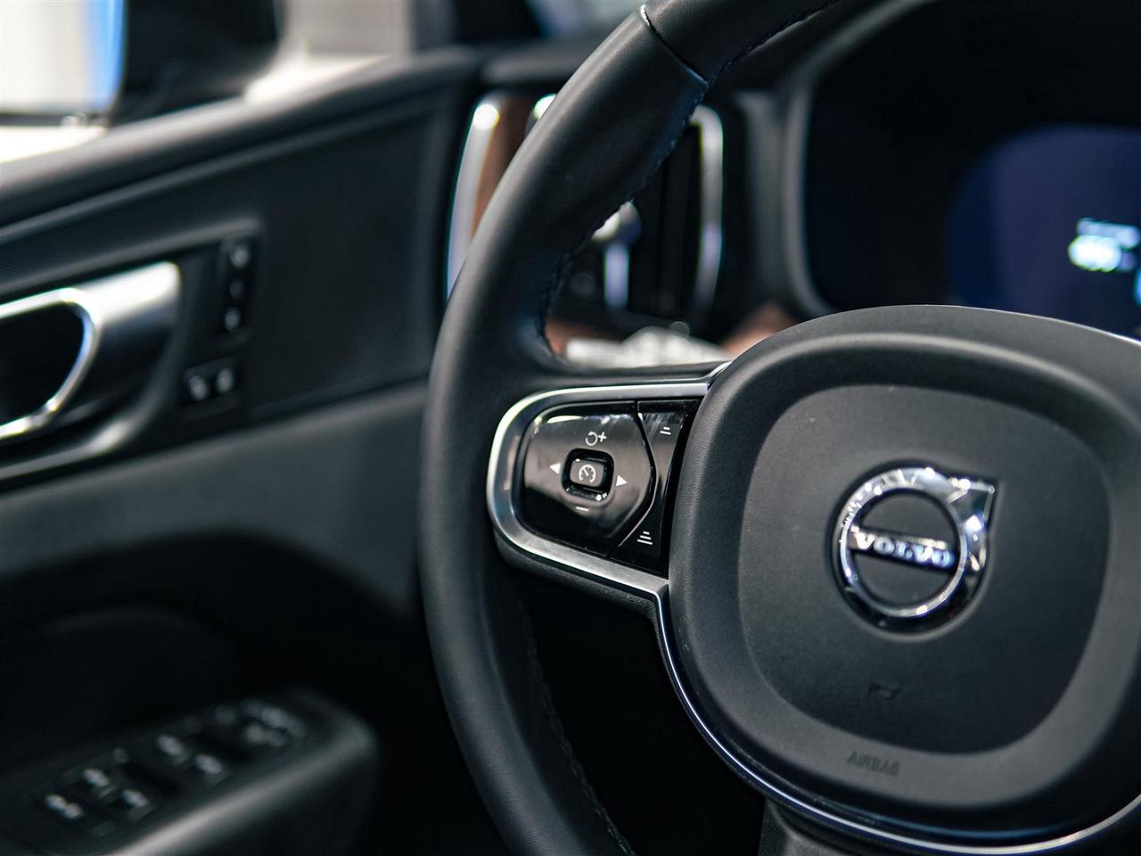 2023 Volvo XC60 AWD | DARK THEME | PLUS | NO ACCIDENTS | NAV Photo