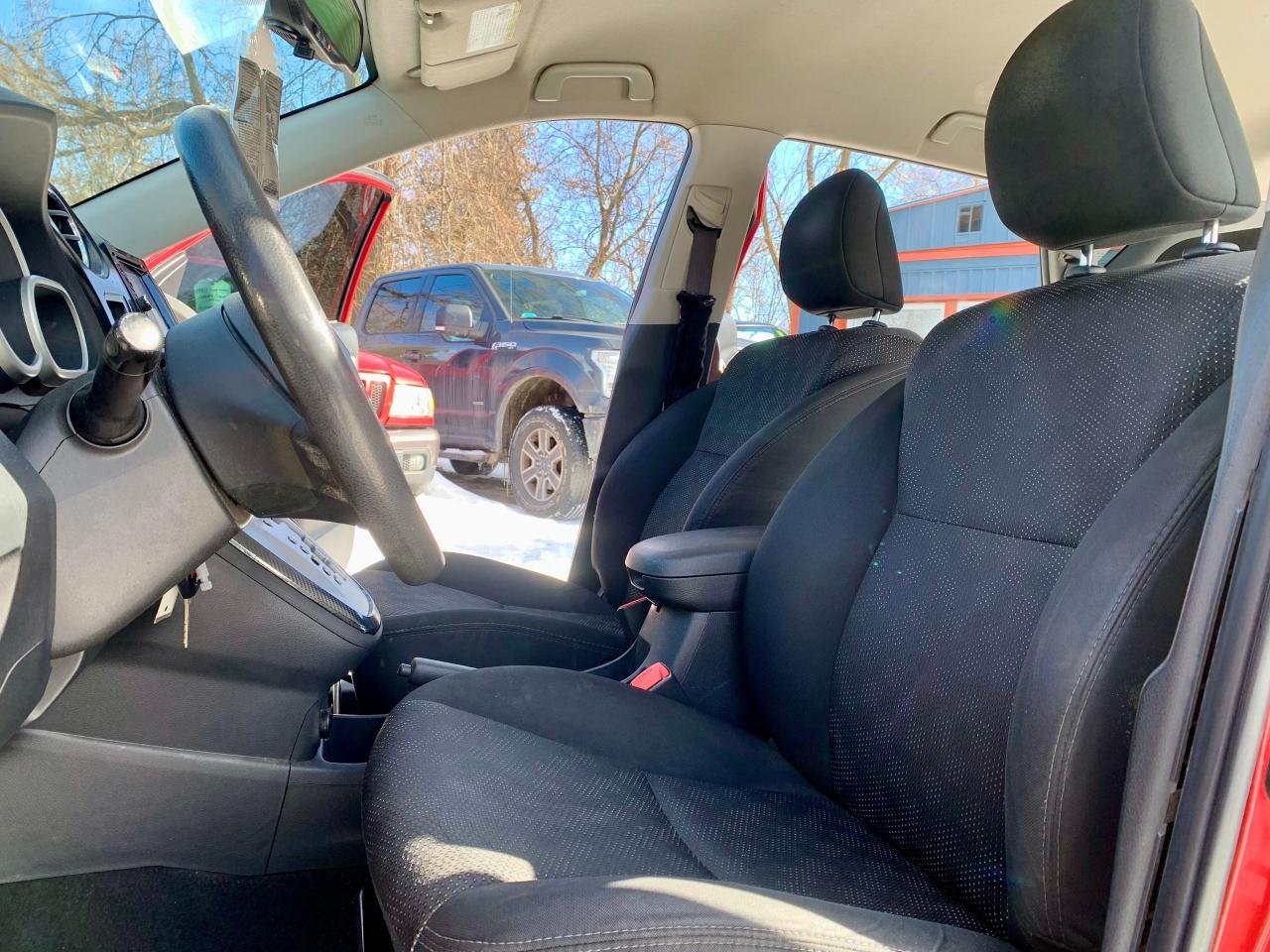 2010 Pontiac Vibe MATRIX Photo