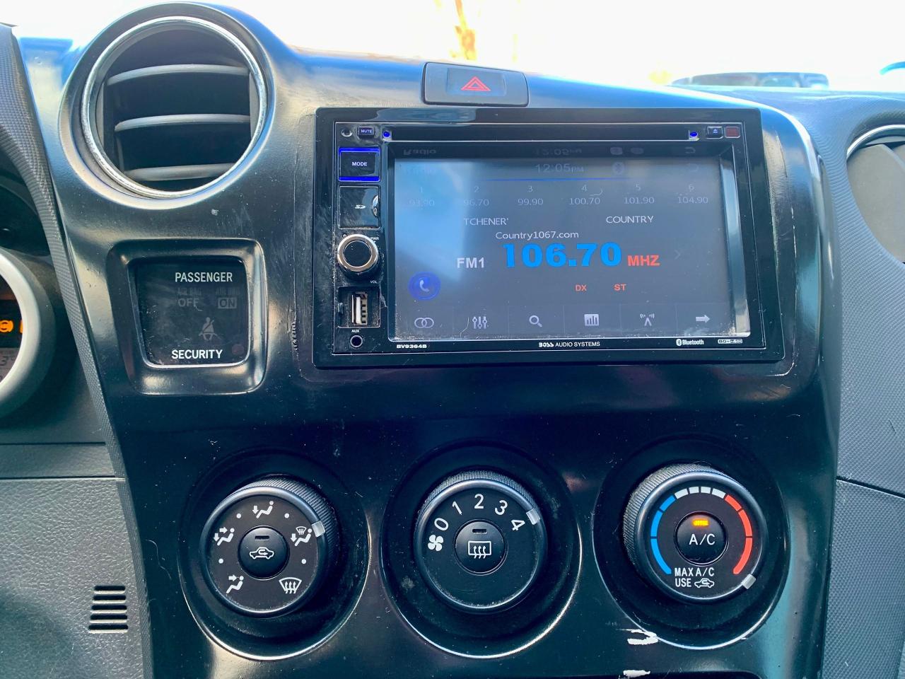 2010 Pontiac Vibe MATRIX Photo