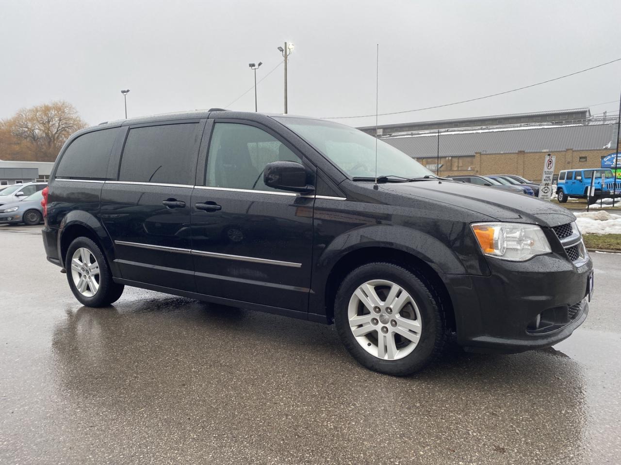 2017 Dodge Grand Caravan Crew Photo3