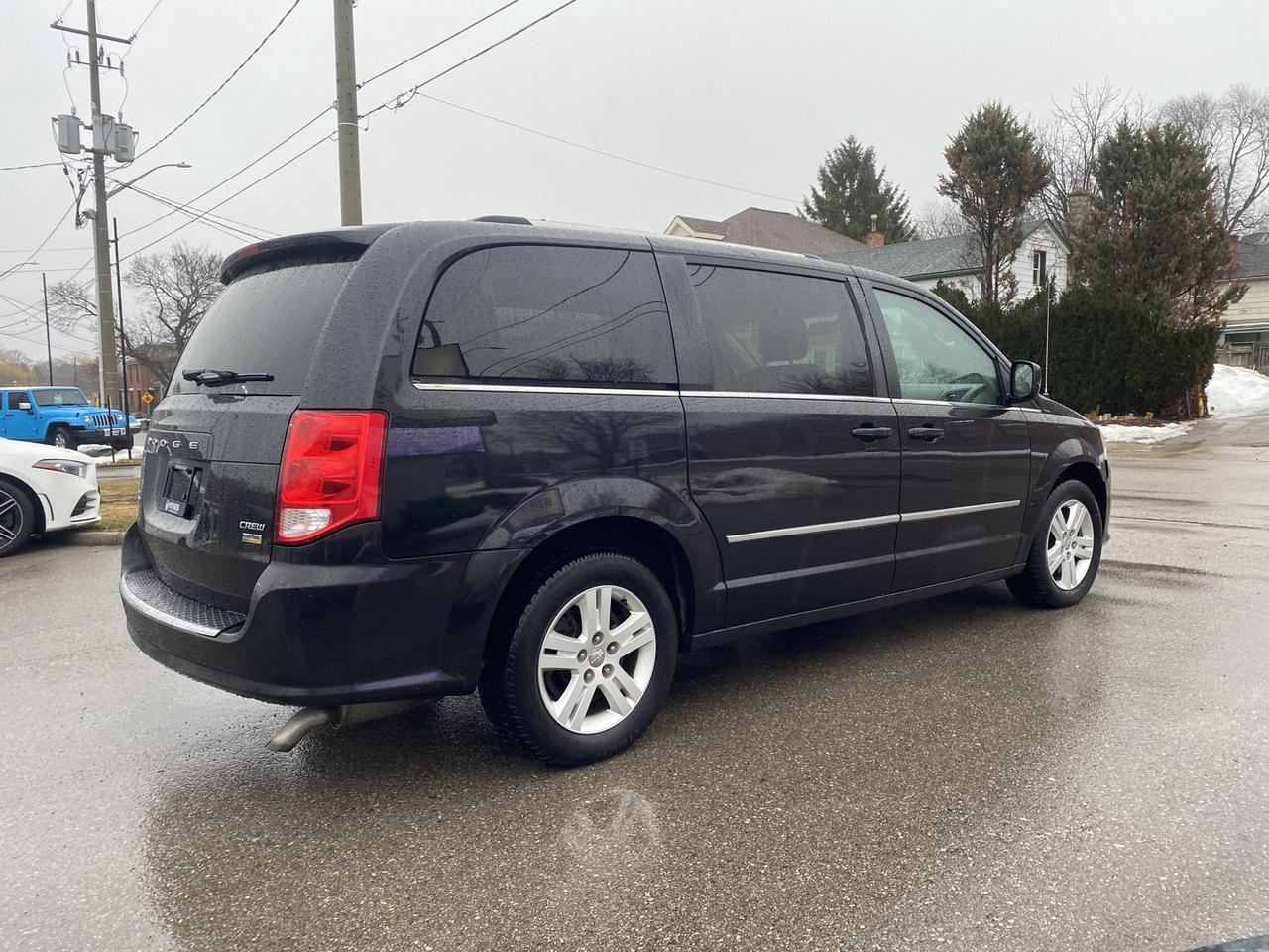 2017 Dodge Grand Caravan Crew Photo2