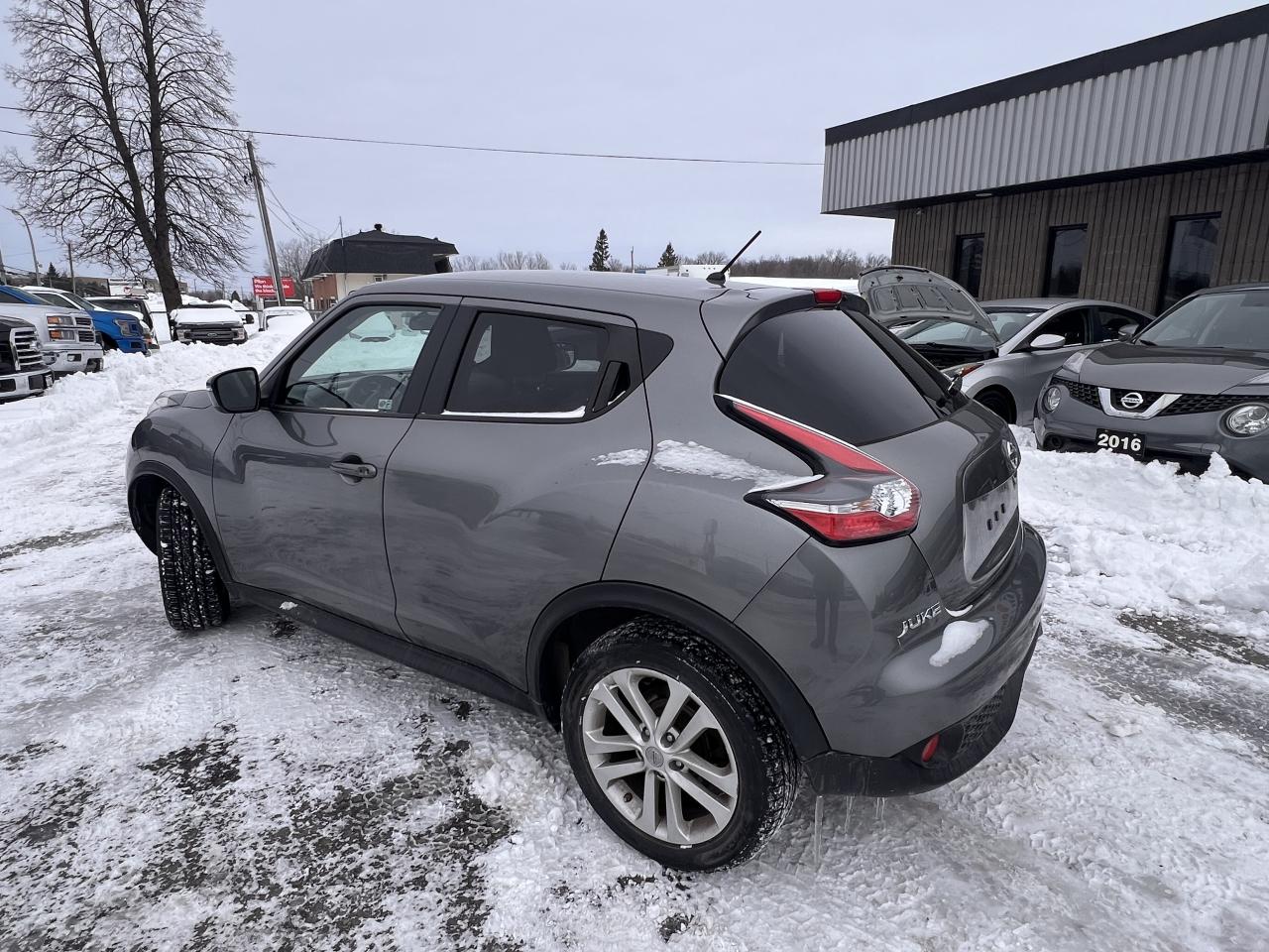 2015 Nissan Juke SV Photo