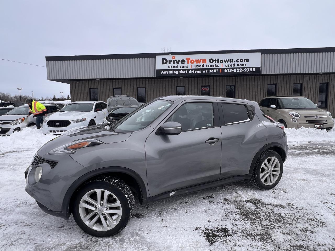 2015 Nissan Juke SV Photo