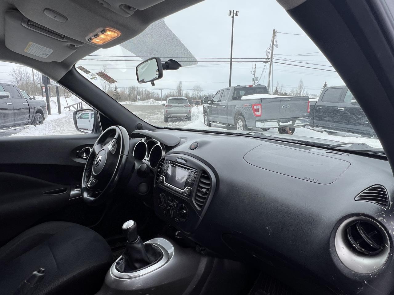 2015 Nissan Juke SV Photo