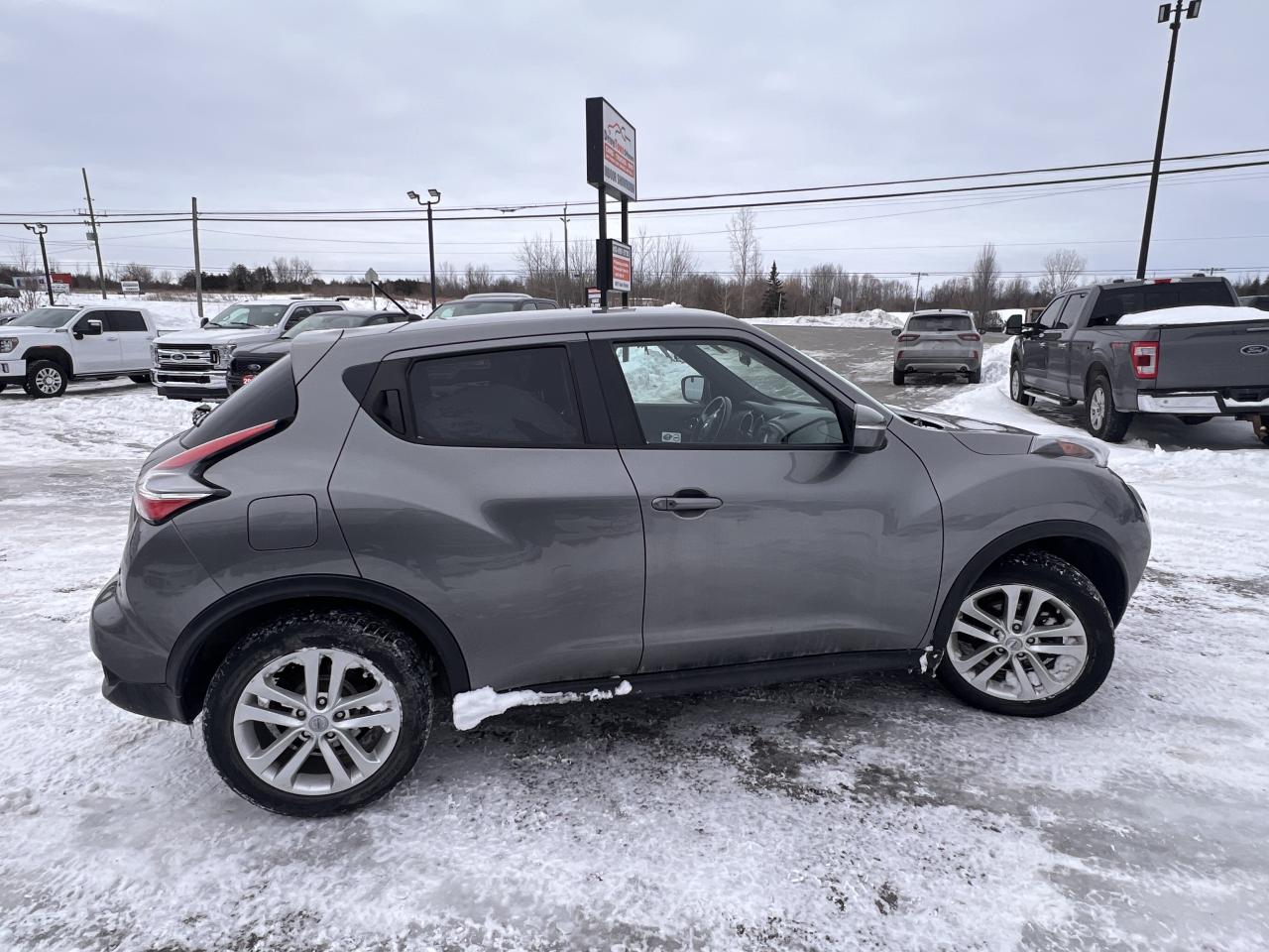 2015 Nissan Juke SV Photo