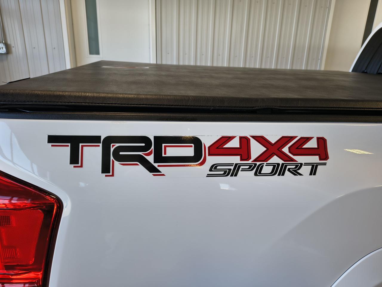 2017 Toyota Tacoma TRD Sport Photo0