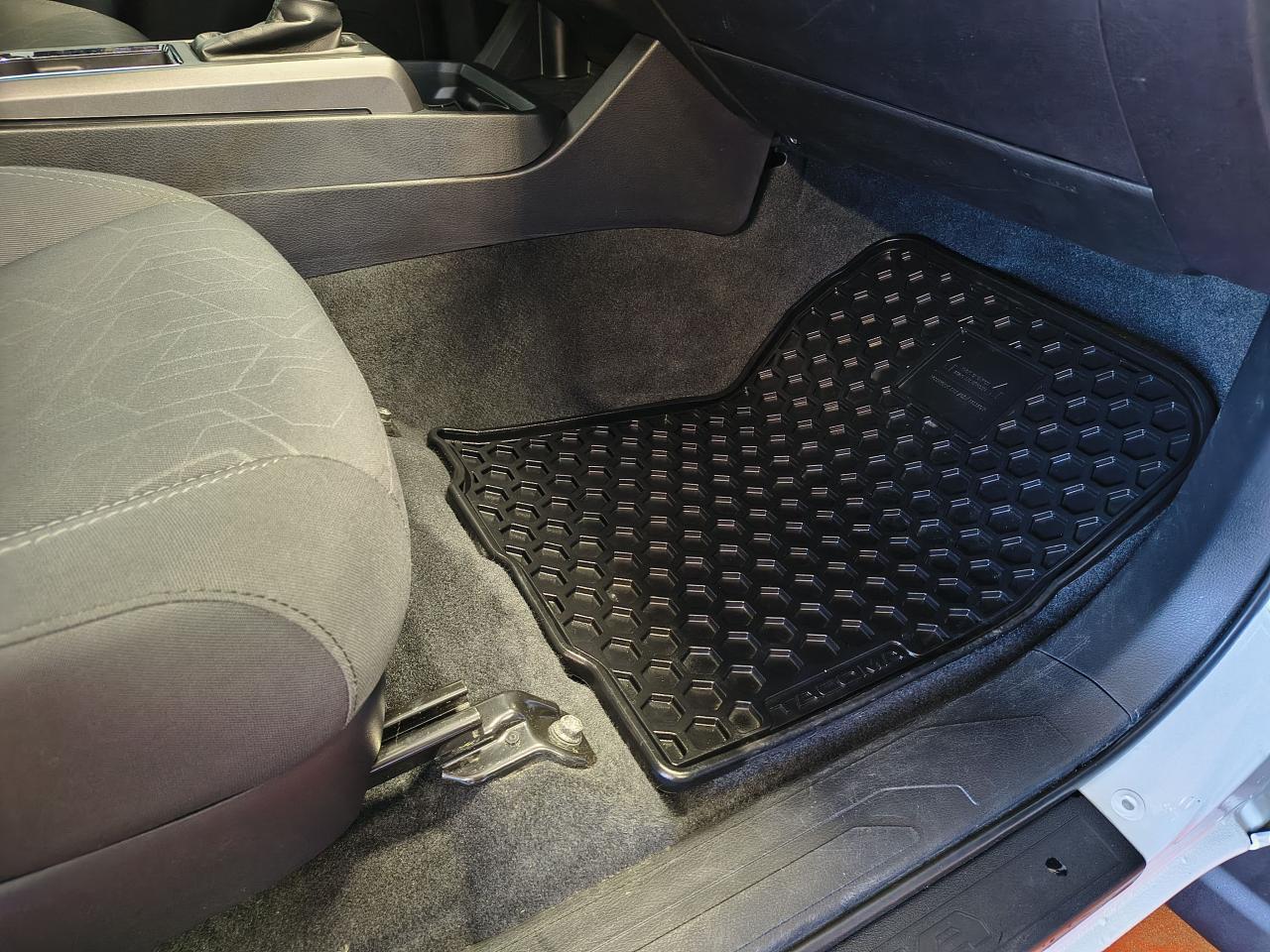 2017 Toyota Tacoma TRD Sport Photo0