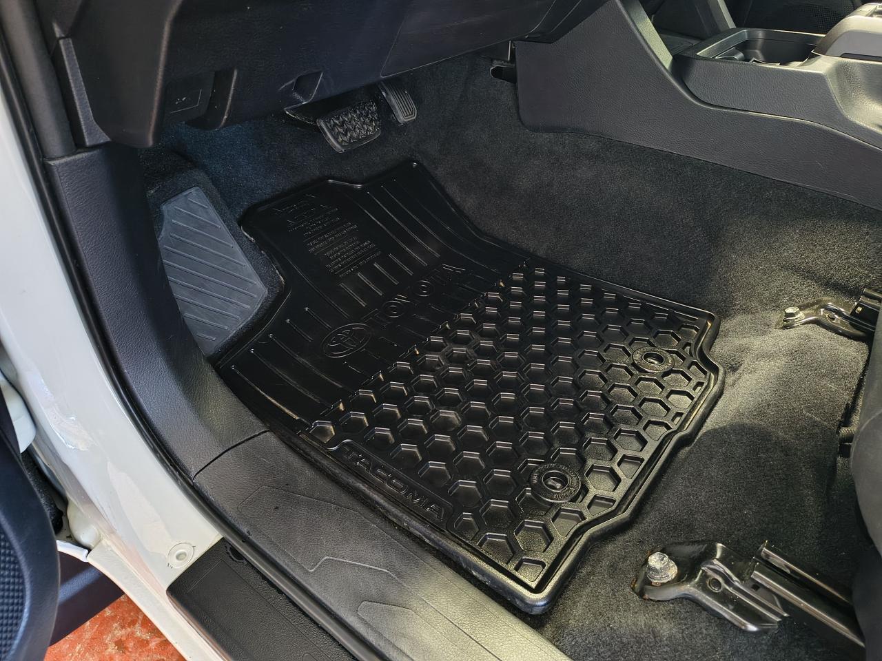 2017 Toyota Tacoma TRD Sport Photo0