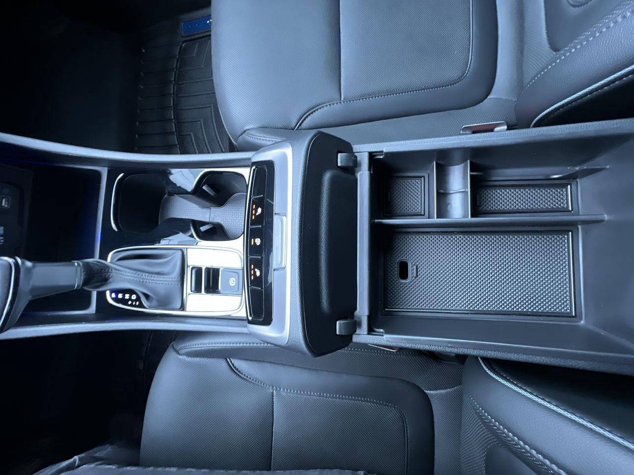 2023 Hyundai Santa Cruz Preferred 4X4, HEATED LEATHER SEATS/ STEERING WHEEL, SUNROOF, NAV, BACK UP CAM!! Photo