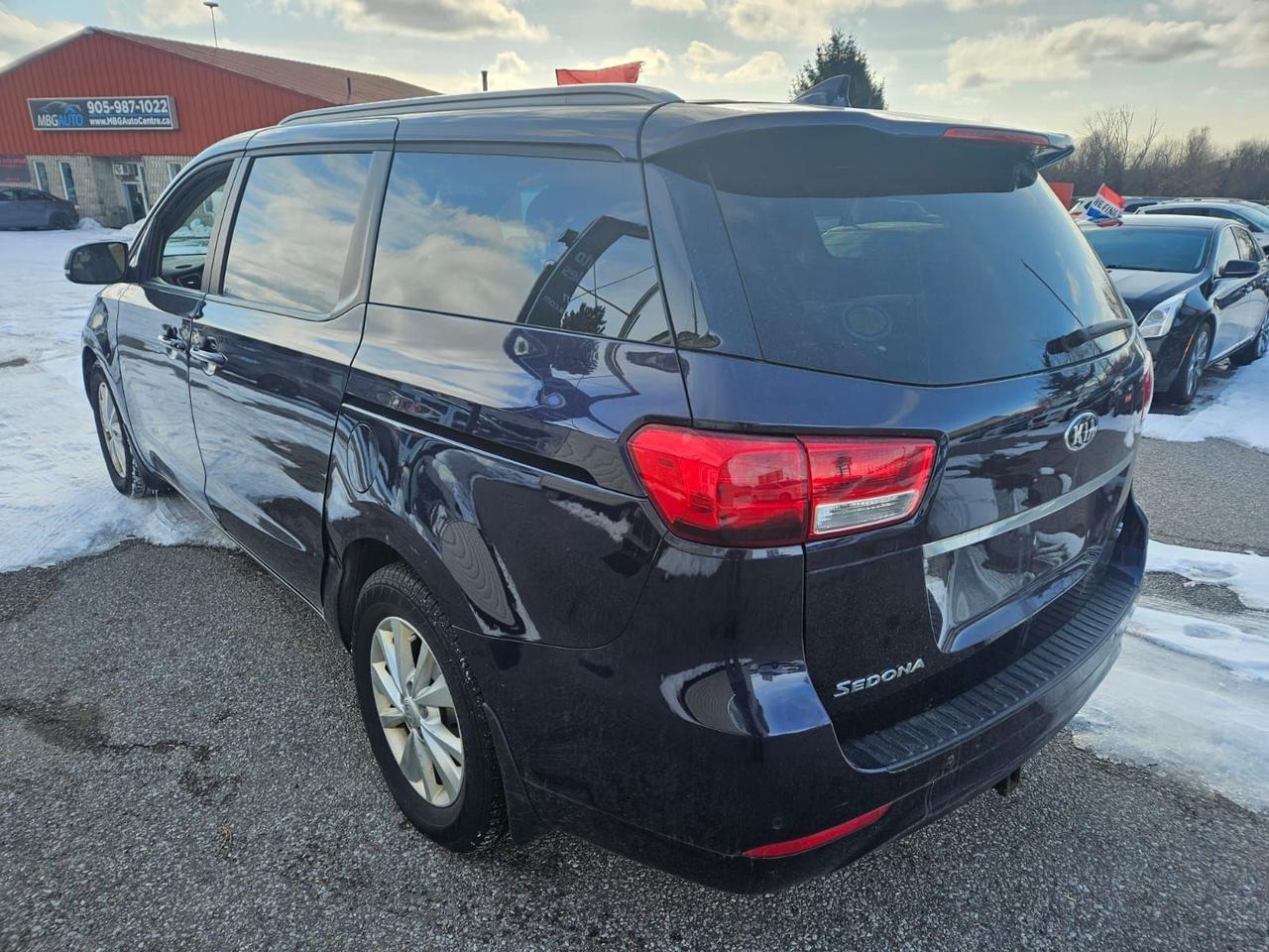 2018 Kia Sedona LX Photo4