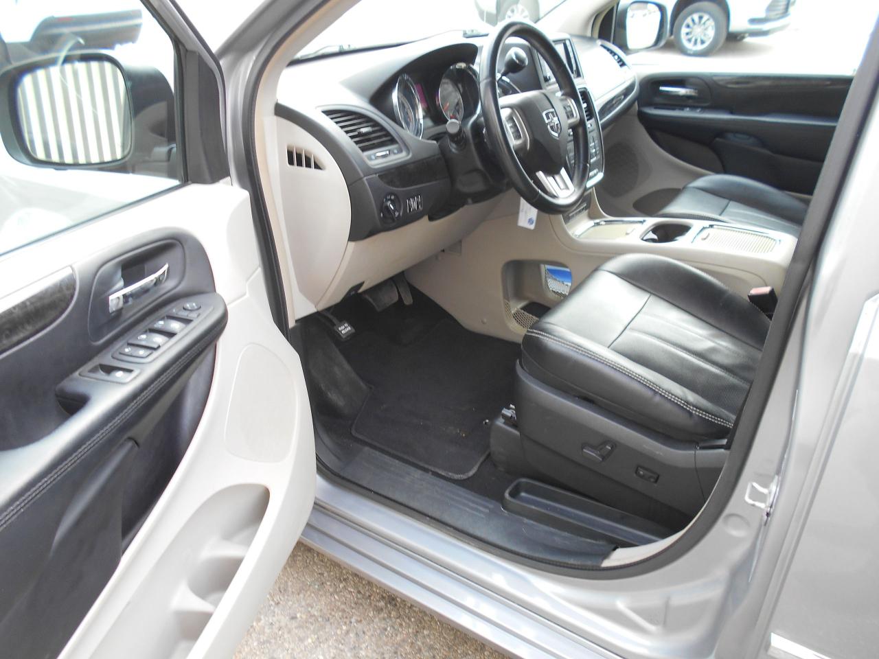 2015 Dodge Grand Caravan Crew Plus-Wheelchair Accessible Rear Entry Photo