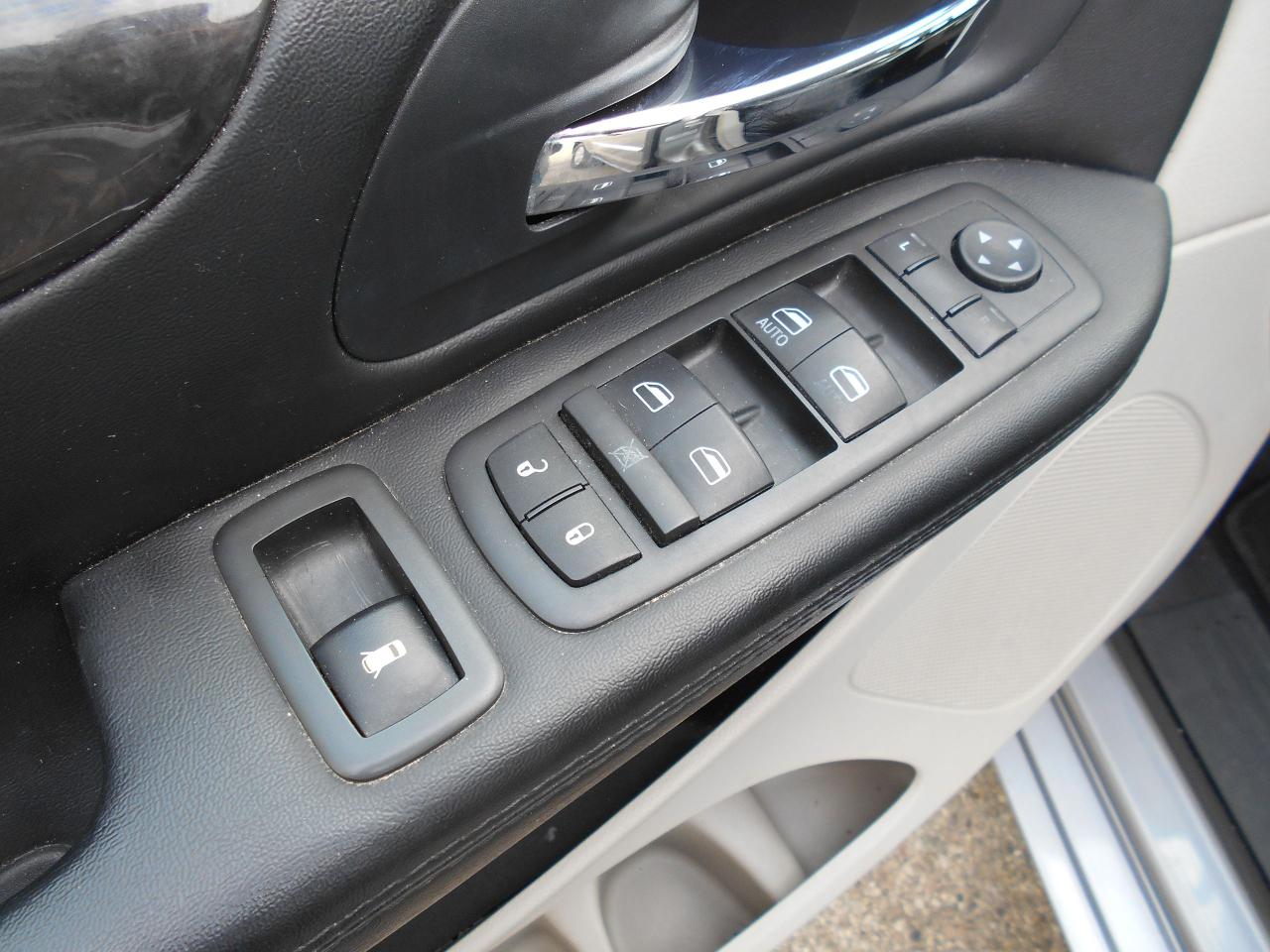 2015 Dodge Grand Caravan Crew Plus-Wheelchair Accessible Rear Entry Photo