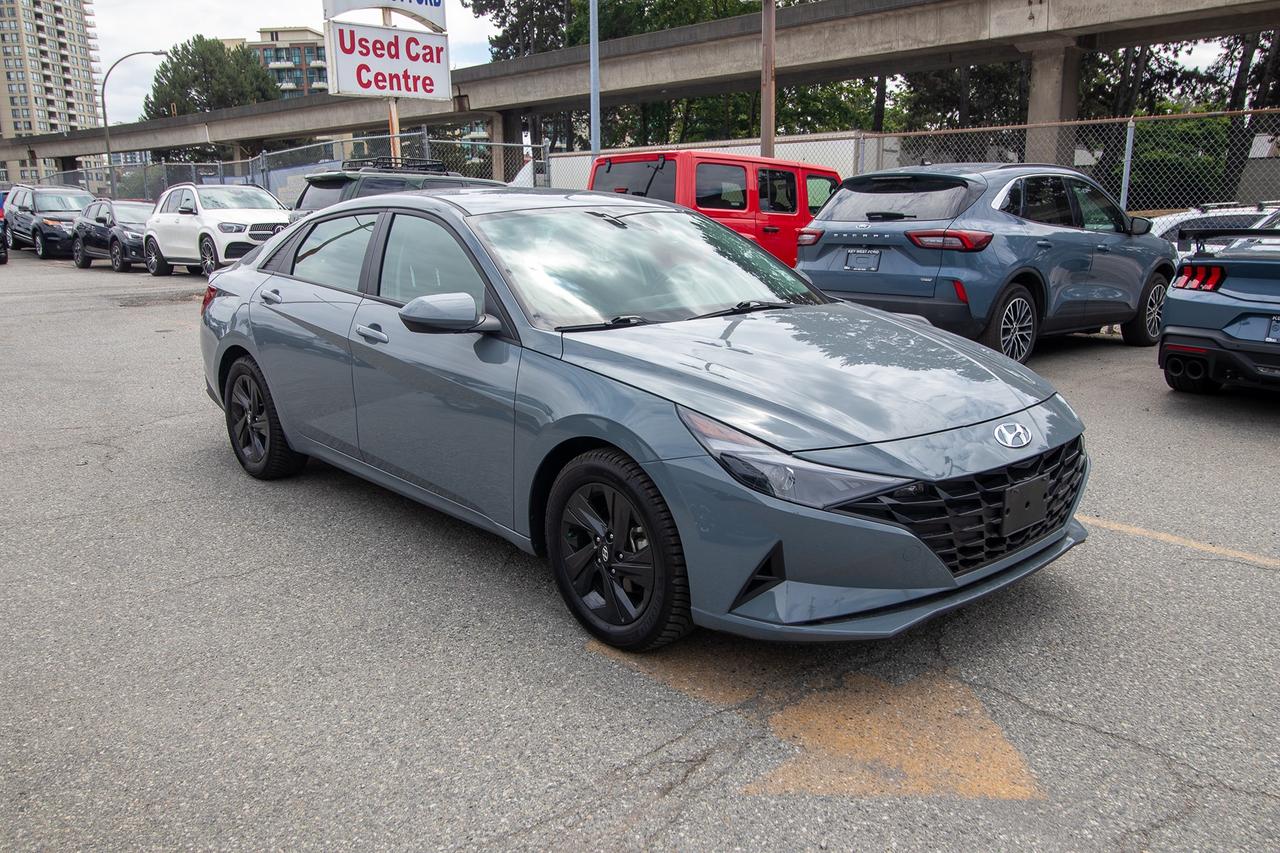 2022 Hyundai Elantra Preferred DCT Photo3
