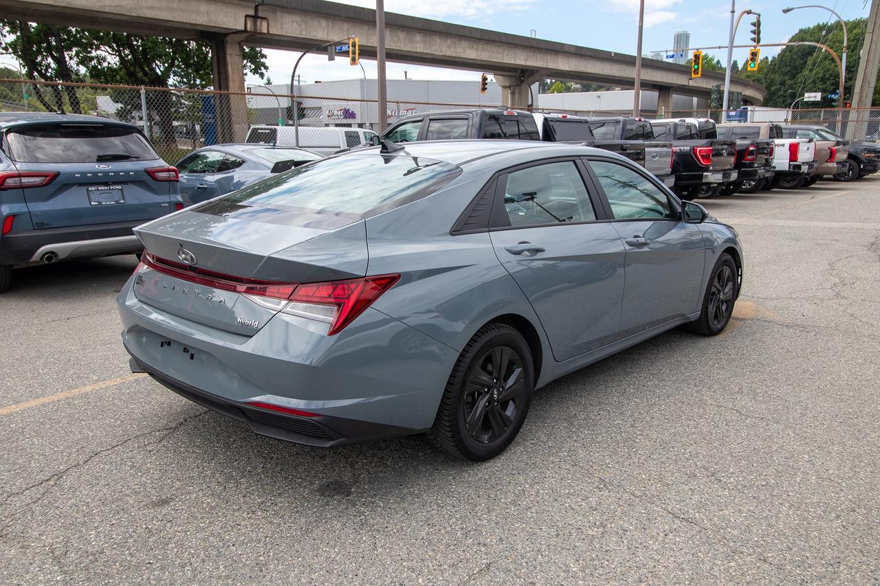 2022 Hyundai Elantra Preferred DCT Photo4