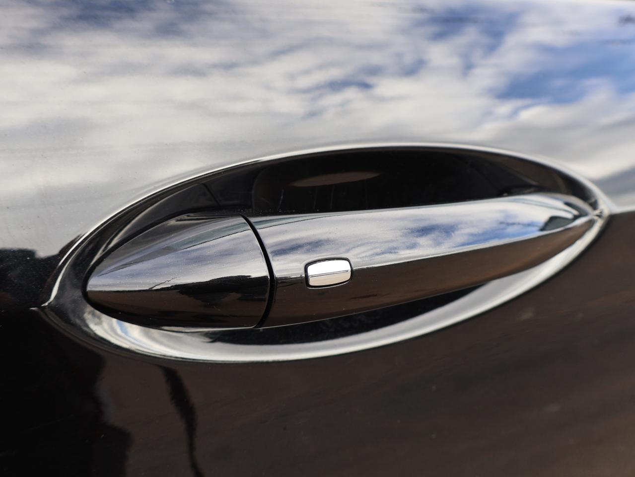 2023 Chevrolet TrailBlazer RS AWD *ACCIDENT FREE* CAMERA BLUETOOTH HEATED SEATS CRUISE ALLOYS Photo