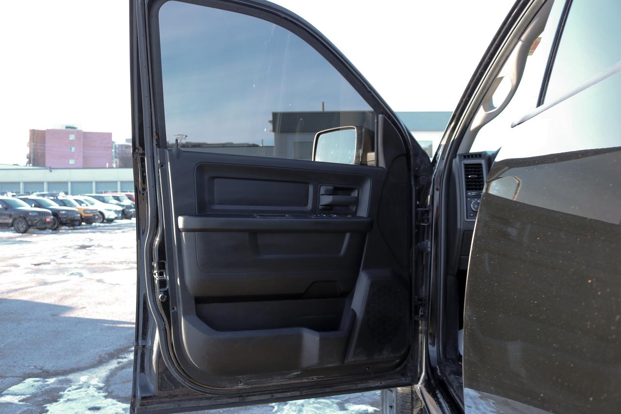 2022 RAM 1500 Classic Express 4x4 Crew Cab 5'7  Box | REMOTE START | Photo