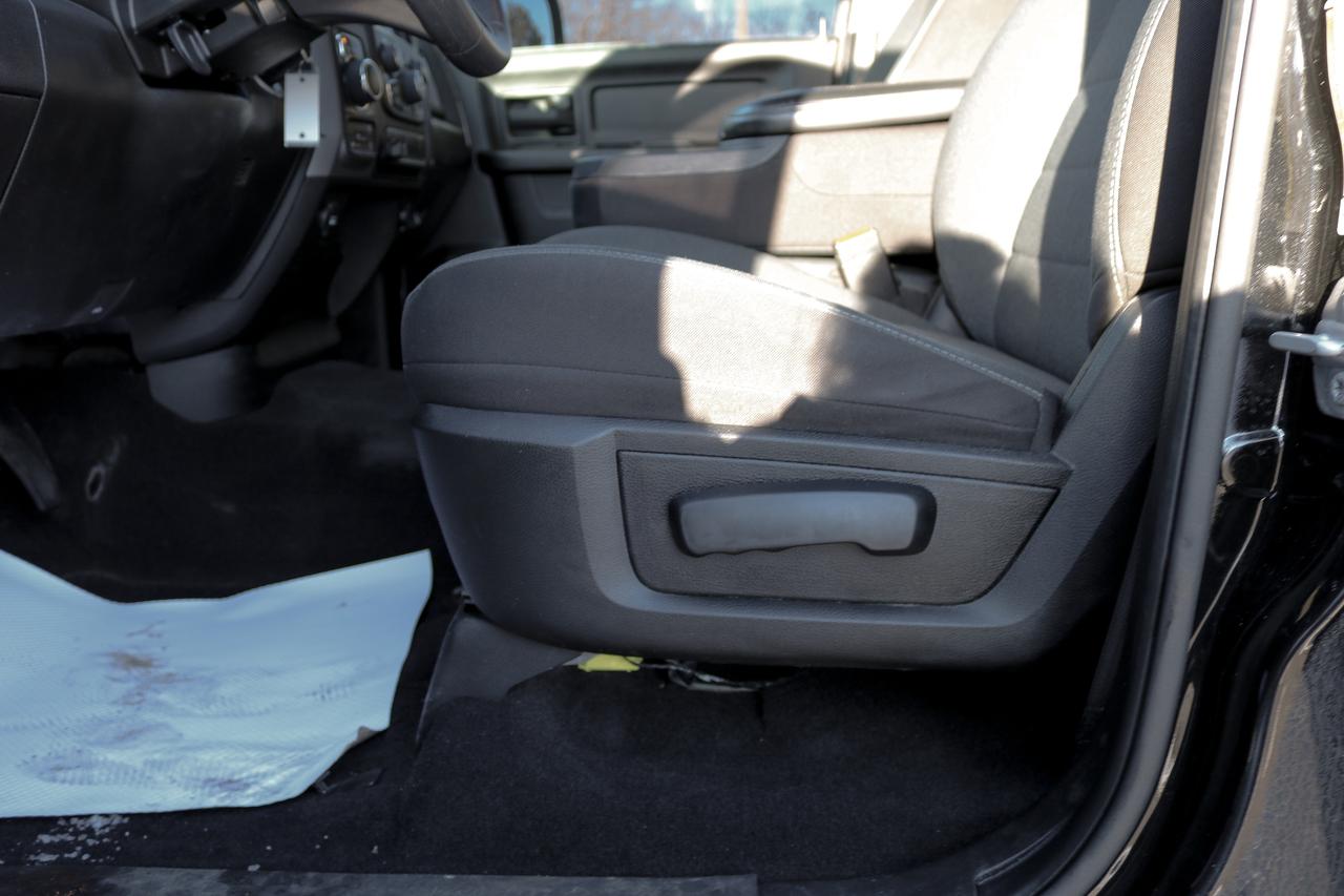 2022 RAM 1500 Classic Express 4x4 Crew Cab 5'7  Box | REMOTE START | Photo