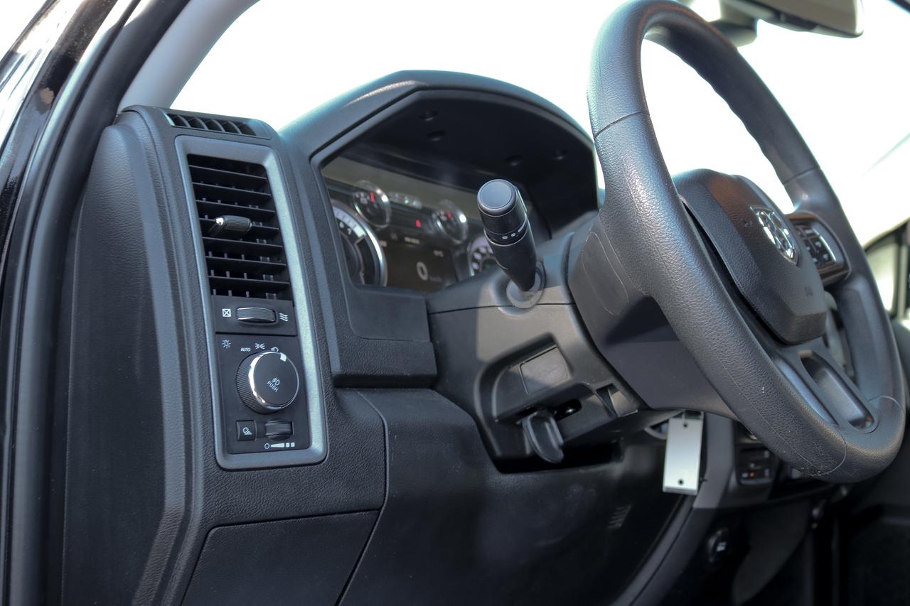 2022 RAM 1500 Classic Express 4x4 Crew Cab 5'7  Box | REMOTE START | Photo