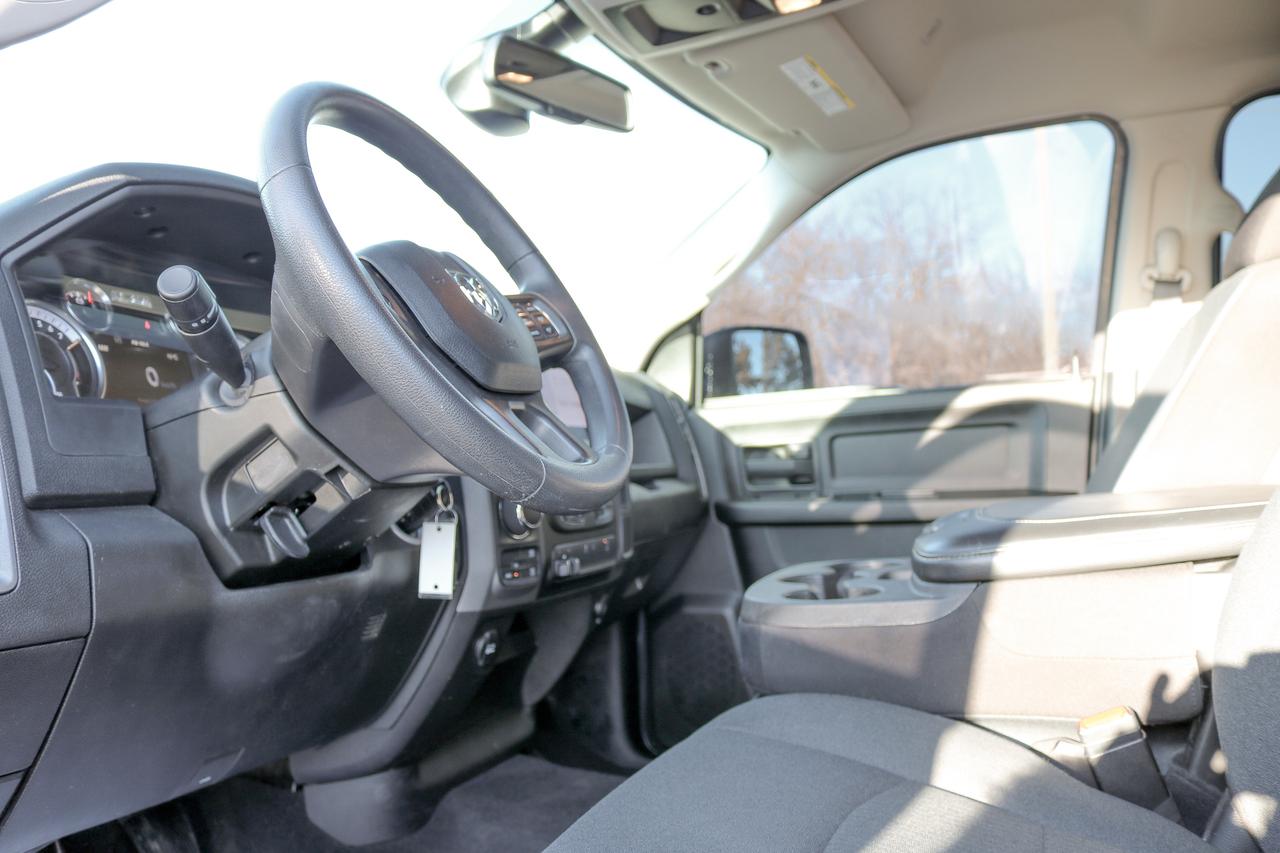 2022 RAM 1500 Classic Express 4x4 Crew Cab 5'7  Box | REMOTE START | Photo