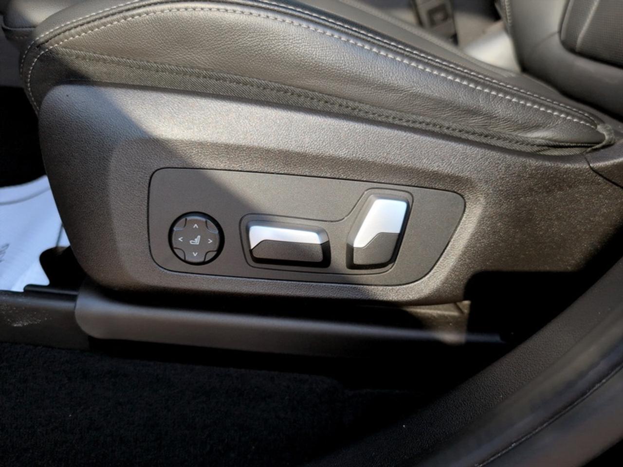 2023 BMW X3 xDrive30i  **PREMIUM ESSENTIAL PACKAGE** Photo