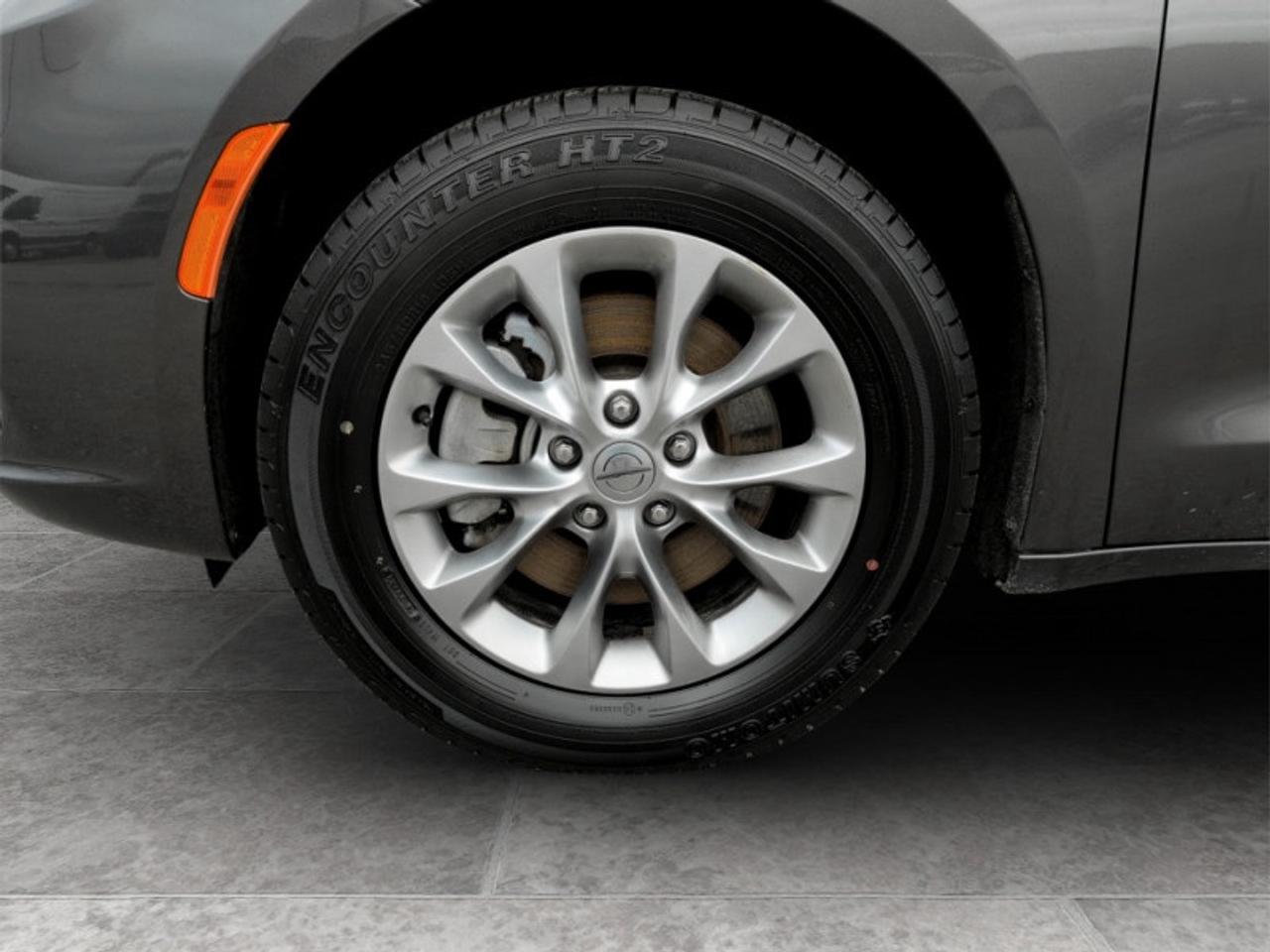 2023 Chrysler Pacifica Touring L  *AWD - CLEAN CARFAX* Photo