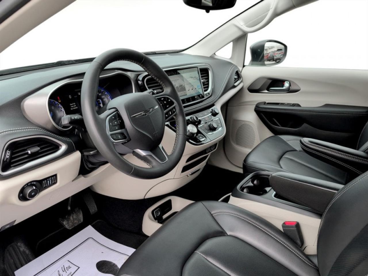 2023 Chrysler Pacifica Touring L  *AWD - CLEAN CARFAX* Photo