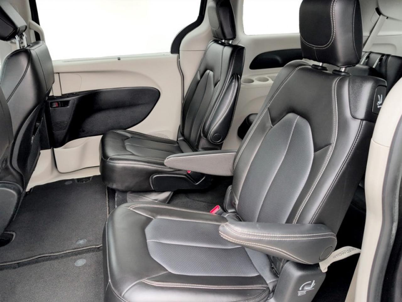 2023 Chrysler Pacifica Touring L  *AWD - CLEAN CARFAX* Photo