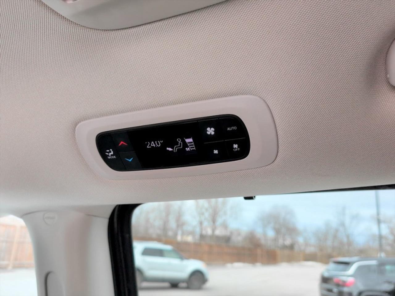 2023 Chrysler Pacifica Touring L  *AWD - CLEAN CARFAX* Photo