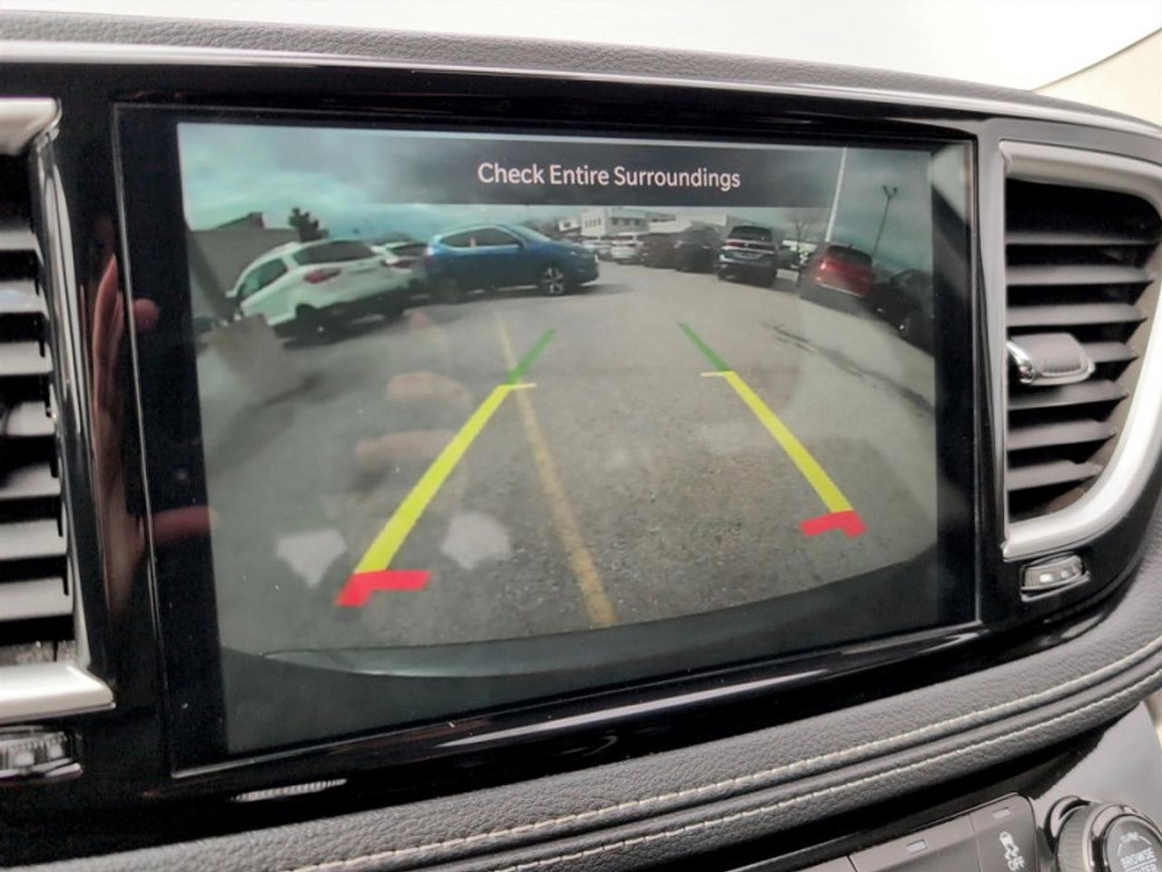 2023 Chrysler Pacifica Touring L  *AWD - CLEAN CARFAX* Photo