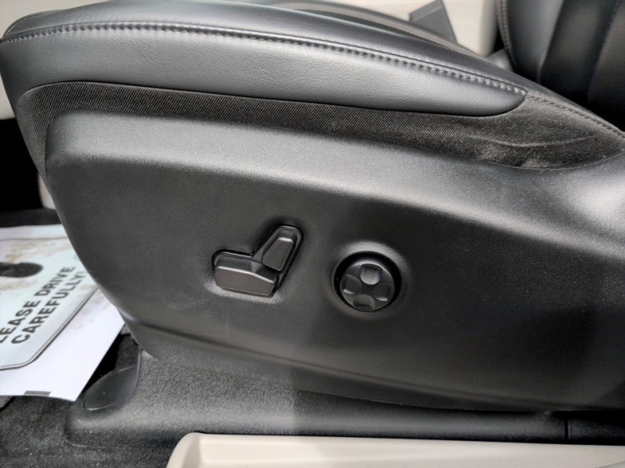 2023 Chrysler Pacifica Touring L  *AWD - CLEAN CARFAX* Photo